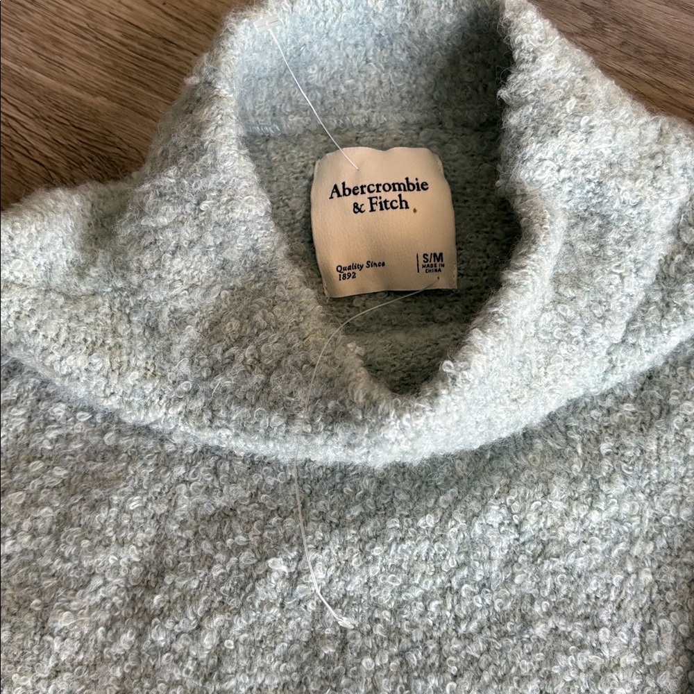 NEW Abercrombie cropped sweater size small/medium NWOT - Picture 6 of 9